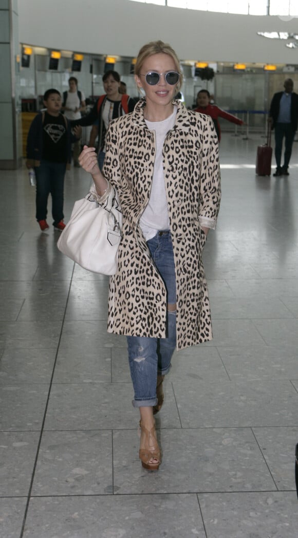 Exclusif - Kylie Minogue arrive à l'aéroport de Londres le 28 août 2015.  Exclusive - For Germany, please call for price. Kylie Minogue is spotted arriving at London's Heathrow airport, 28 August 2015.28/08/2015 - Londres
