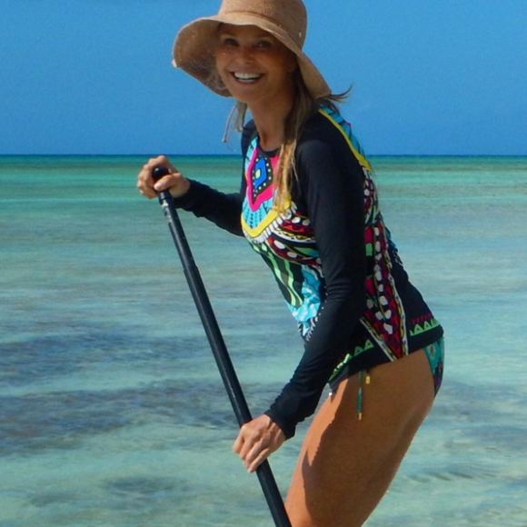 Christie Brinkley, souriante en vacances sur les îles Turques-et-Caïques. Décembre 2015.