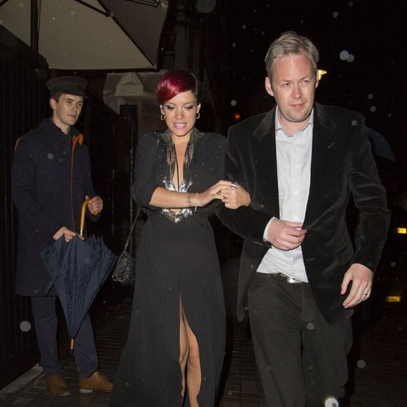 Lily Allen se rend à l'hôtel Chiltern Firehouse avec son mari Sam Cooper après avoir chanté lors de la soirée "The Other Ball" à Londres, le 4 juin 2014.