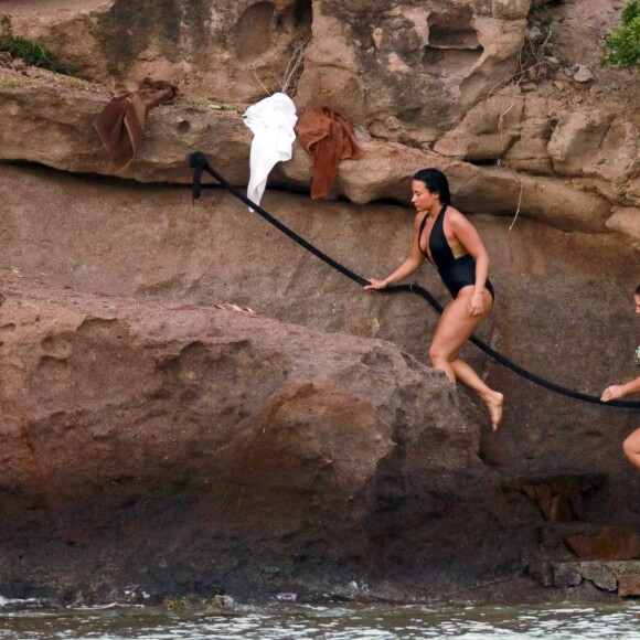 Semi-Exclusif - Demi Lovato et son compagnon Wilmer Valderrama en vacances avec des amis à Saint-Barthélemy le 18 décembre 2015