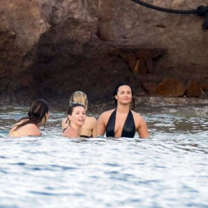 Semi-Exclusif - Demi Lovato et son compagnon Wilmer Valderrama en vacances avec des amis à Saint-Barthélemy le 18 décembre 2015.