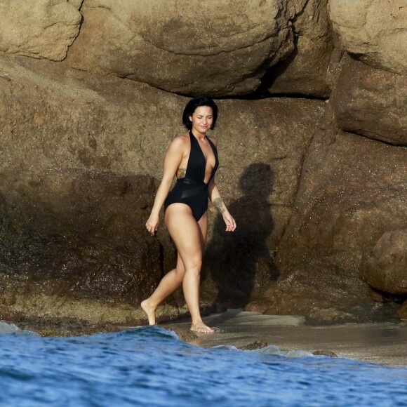 Semi-Exclusif - Demi Lovato et son compagnon Wilmer Valderrama en vacances avec des amis à Saint-Barthélemy le 18 décembre 2015.