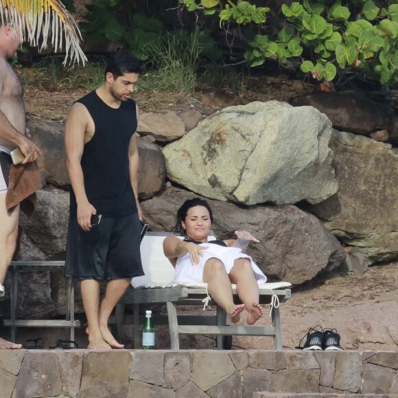 Semi-Exclusif - Demi Lovato et son petit-ami Wilmer Valderrama, très amoureux, se baignent lors de leurs vacances avec des amis à Saint-Barthélemy, le 16 décembre 2015