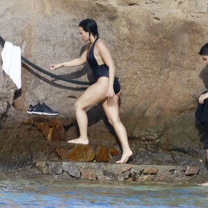 Semi-Exclusif - Demi Lovato et son petit-ami Wilmer Valderrama, très amoureux, se baignent lors de leurs vacances avec des amis à Saint-Barthélemy, le 16 décembre 2015.