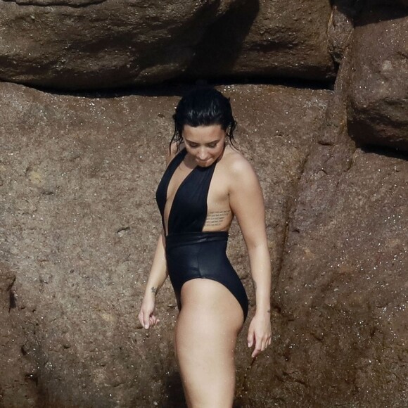 Semi-Exclusif - Demi Lovato et son petit-ami Wilmer Valderrama, très amoureux, se baignent lors de leurs vacances avec des amis à Saint-Barthélemy, le 16 décembre 2015.