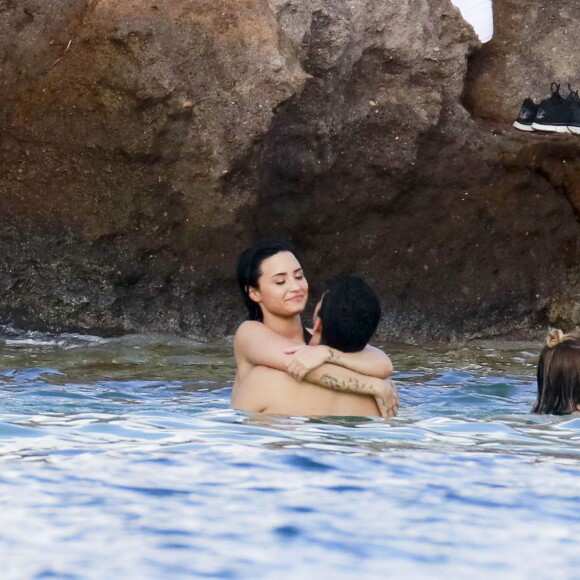Semi-Exclusif - Demi Lovato et son petit-ami Wilmer Valderrama, très amoureux, se baignent lors de leurs vacances avec des amis à Saint-Barthélemy, le 16 décembre 2015.