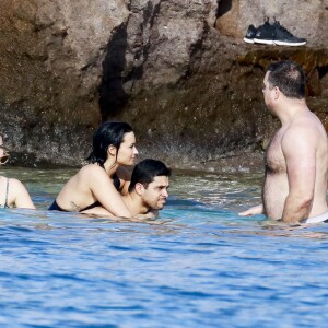 Semi-Exclusif - Demi Lovato et son petit-ami Wilmer Valderrama, très amoureux, se baignent lors de leurs vacances avec des amis à Saint-Barthélemy, le 16 décembre 2015.