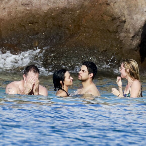 Semi-Exclusif - Demi Lovato et son petit-ami Wilmer Valderrama, très amoureux, se baignent lors de leurs vacances avec des amis à Saint-Barthélemy, le 16 décembre 2015.