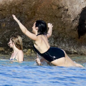 Semi-Exclusif - Demi Lovato et son petit-ami Wilmer Valderrama, très amoureux, se baignent lors de leurs vacances avec des amis à Saint-Barthélemy, le 16 décembre 2015.