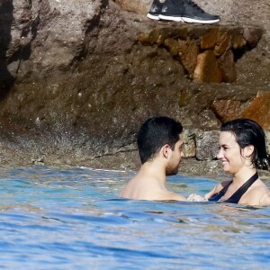 Semi-Exclusif - Demi Lovato et son petit-ami Wilmer Valderrama, très amoureux, se baignent lors de leurs vacances avec des amis à Saint-Barthélemy, le 16 décembre 2015.