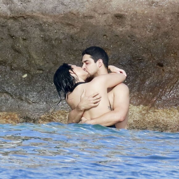 Semi-Exclusif - Demi Lovato et son petit-ami Wilmer Valderrama, très amoureux, se baignent lors de leurs vacances avec des amis à Saint-Barthélemy, le 16 décembre 2015.