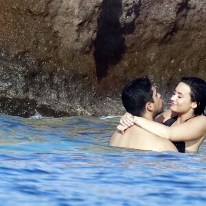 Semi-Exclusif - Demi Lovato et son petit-ami Wilmer Valderrama, très amoureux, se baignent lors de leurs vacances avec des amis à Saint-Barthélemy, le 16 décembre 2015.