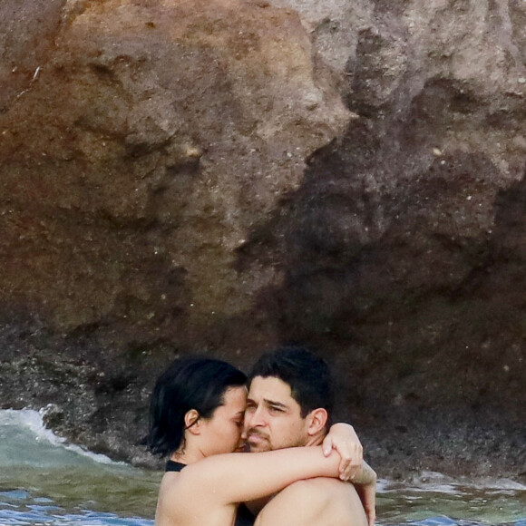 Semi-Exclusif - Demi Lovato et son petit-ami Wilmer Valderrama, très amoureux, se baignent lors de leurs vacances avec des amis à Saint-Barthélemy, le 16 décembre 2015.