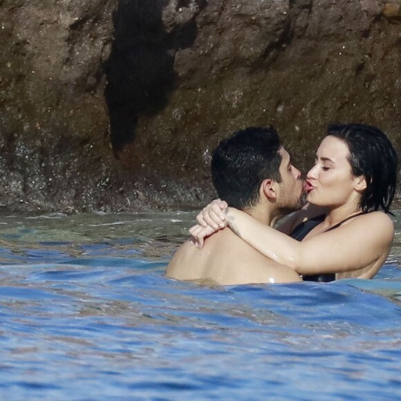 Semi-Exclusif - Demi Lovato et son petit-ami Wilmer Valderrama, très amoureux, se baignent lors de leurs vacances avec des amis à Saint-Barthélemy, le 16 décembre 2015.