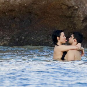 Semi-Exclusif - Demi Lovato et son petit-ami Wilmer Valderrama, très amoureux, se baignent lors de leurs vacances avec des amis à Saint-Barthélemy, le 16 décembre 2015.