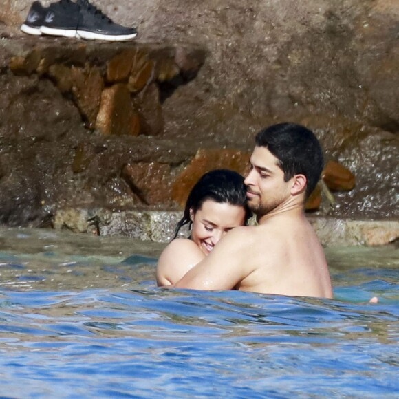 Semi-Exclusif - Demi Lovato et son petit-ami Wilmer Valderrama, très amoureux, se baignent lors de leurs vacances avec des amis à Saint-Barthélemy, le 16 décembre 2015.