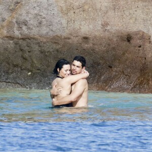 Semi-Exclusif - Demi Lovato et son petit-ami Wilmer Valderrama, très amoureux, se baignent lors de leurs vacances avec des amis à Saint-Barthélemy, le 16 décembre 2015.