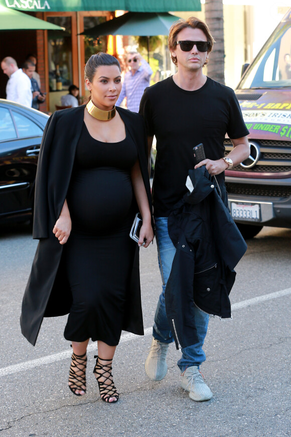 Kim Kardashian enceinte est allée déjeuner avec son ami Jonathan Cheban au restaurant ‘La Scala' à Beverly Hills.