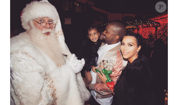 Kim Kardashian et son mari Kanye West ainsi que leur fille North West rencontrent le Père Noël à la soirée de Noël organisée par Kris Jenner/ photo postée sur le compte Instagram de Kim Kardashian, le 28 décembre 2015.