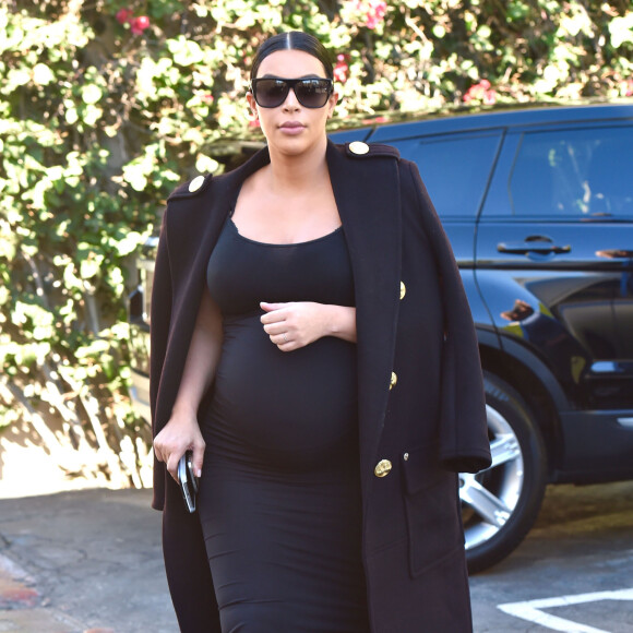 Kim Kardashian enceinte est allée déjeuner au restaurant ‘Nate'n Al Delicatessen' à Beverly Hills, le 5 novembre 2015