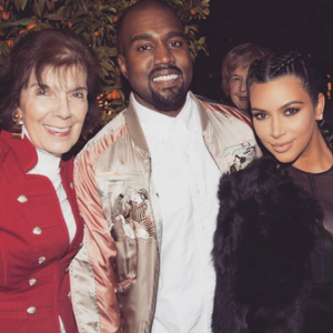 Kim Kardashian, son mari Kanye West et sa grand-mère Marie Jo à la soirée de Noël organisée par Kris Jenner / photo postée sur le compte Instagram de Kim Kardashian, le 28 décembre 2015.