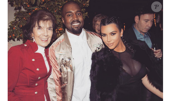 Kim Kardashian, son mari Kanye West et sa grand-mère Marie Jo à la soirée de Noël organisée par Kris Jenner / photo postée sur le compte Instagram de Kim Kardashian, le 28 décembre 2015.