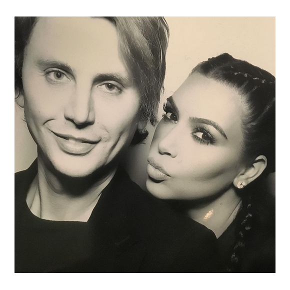 Jonathan Cheban et Kim Kardashian à la soirée de Noël organisée par Kris Jenner / photo postée sur Instagram, le 25 décembre 2015.