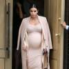 Kim Kardashian enceinte - La famille Kardashian fête l'anniversaire de Caitlyn Jenner au restaurant ‘Villa’ à Woodland Hills, le 27 octobre 2015