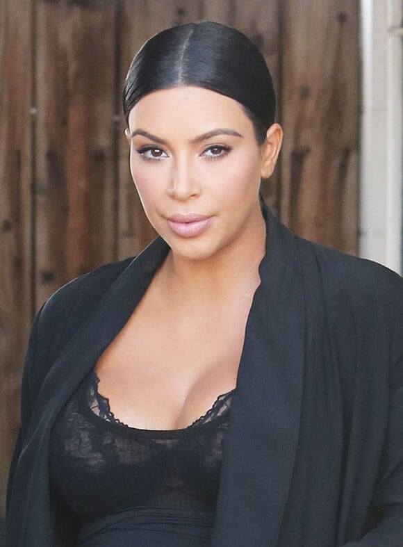 Kim Kardashian, enceinte, est toujours coiffée et maquillée à la perfection quand elle sort à Los Angeles le 23 octobre 2015.