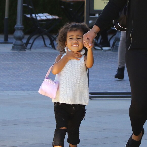 Les petites North West et Penelope Disick se promènent avec leurs nounous à Calabasas, le 18 novembre 2015