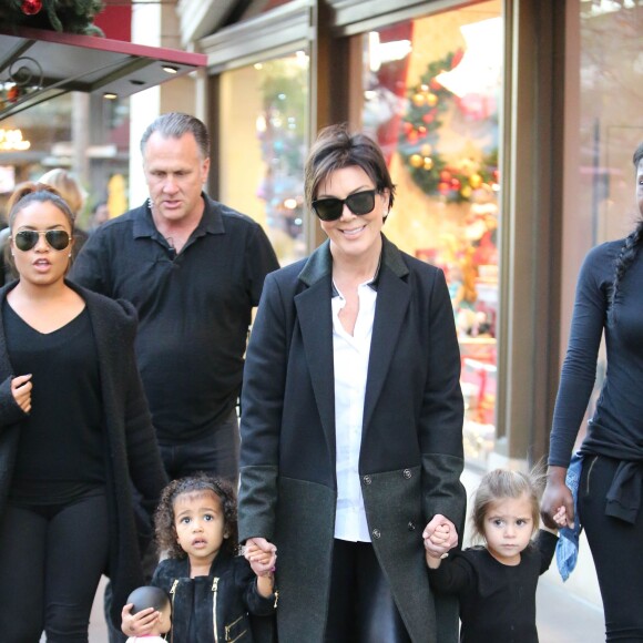 Kris Jenner se promène avec ses deux petites-filles, North West et Penelope Disick, dans les rues de Los Angeles. Le 23 novembre 2015