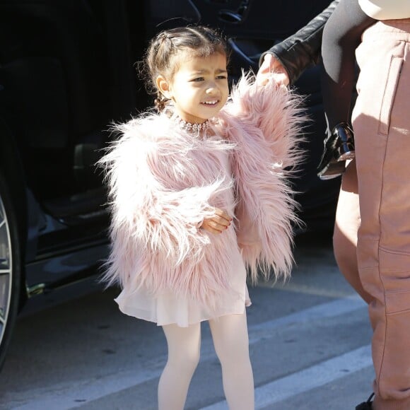 Kourtney Kardashian accompagne sa fille Penelope Disick et sa nièce North West à leur cours de danse à Woodland Hills, le 16 décembre 2015