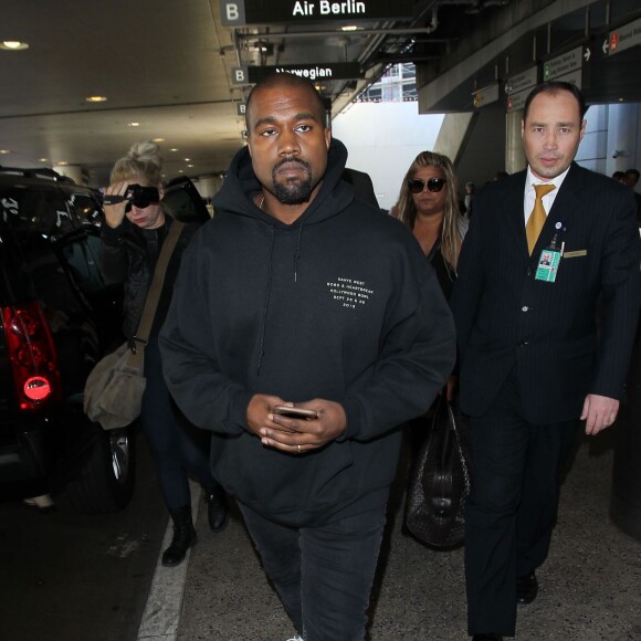 Kanye West arrive à l'aéroport de LAX à Los Angeles, le 14 novembre 2015