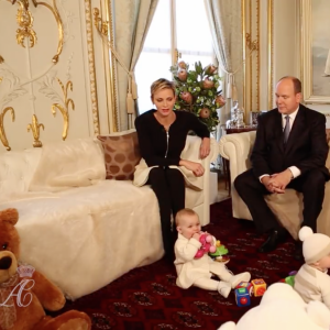 Jacques et Gabriella avec leurs parents - Interview de Charlene et Albert de Monaco au Salon des Glaces du Palais princier de Monaco, décembre 2015.