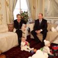 Jacques et Gabriella avec leurs parents - Interview de Charlene et Albert de Monaco au Salon des Glaces du Palais princier de Monaco, décembre 2015.