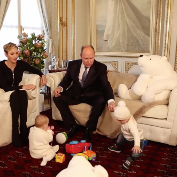 Jacques et Gabriella avec leurs parents - Interview de Charlene et Albert de Monaco au Salon des Glaces du Palais princier de Monaco, décembre 2015.