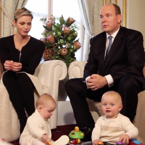 Jacques et Gabriella avec leurs parents - Interview de Charlene et Albert de Monaco au Salon des Glaces du Palais princier de Monaco, décembre 2015.