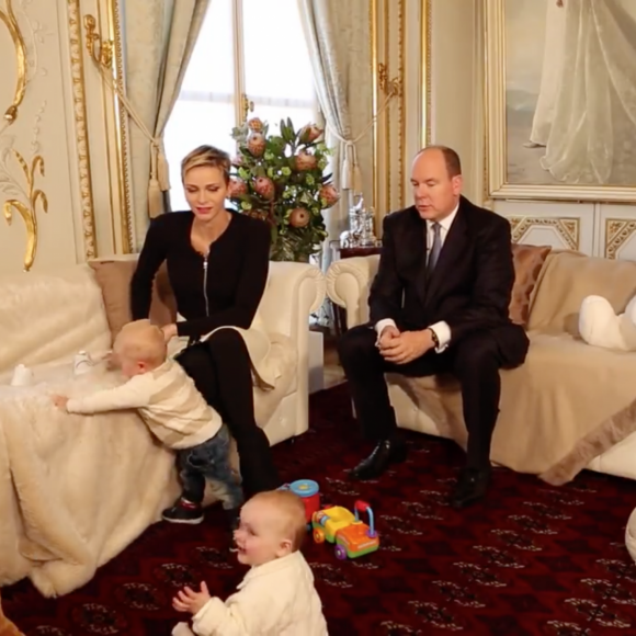 Jacques et Gabriella avec leurs parents - Interview de Charlene et Albert de Monaco au Salon des Glaces du Palais princier de Monaco, décembre 2015.