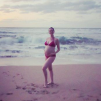 Anne Hathaway dévoile son baby-bump en bikini et prend de court les paparazzi !