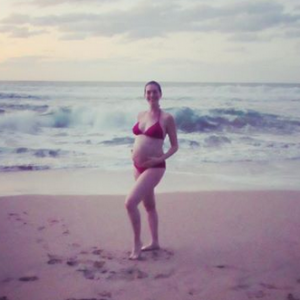 Anne Hathaway enceinte de son premier enfant, pose en maillot de bain sur la plage. Photo postée sur Instagram et Facebook, le 4 janvier 2016.