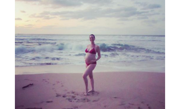 Anne Hathaway enceinte de son premier enfant, pose en maillot de bain sur la plage. Photo postée sur Instagram et Facebook, le 4 janvier 2016.