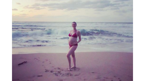 Anne Hathaway dévoile son baby-bump en bikini et prend de court les paparazzi !