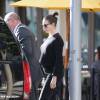 Anne Hathaway, enceinte de son premier enfant, et son mari Adam Shulman font du shopping à Williams-Sonoma à Beverly Hills, le 25 novembre 2015