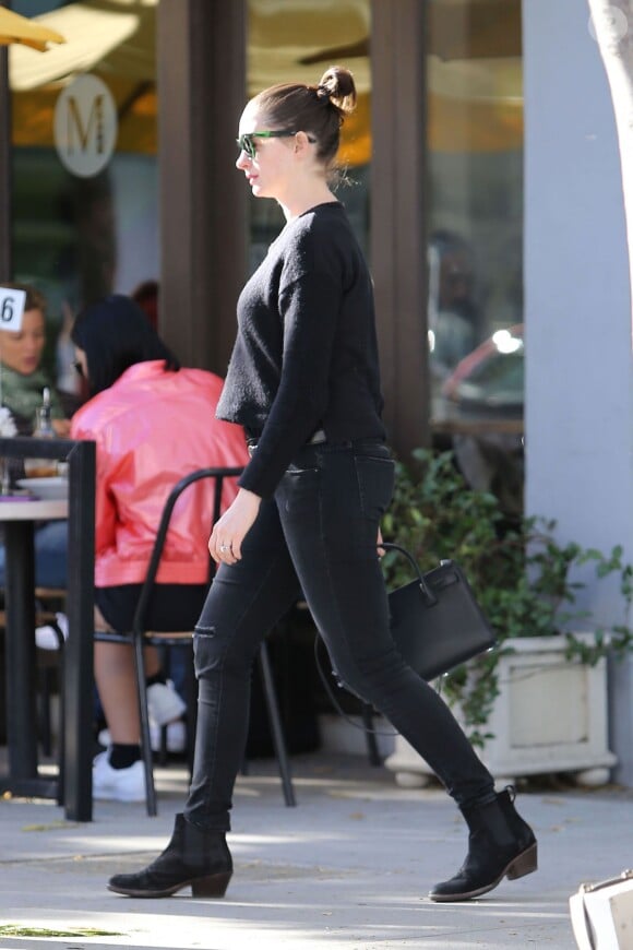 Anne Hathaway, enceinte de son premier enfant, et son mari Adam Shulman font du shopping à Williams-Sonoma à Beverly Hills, le 25 novembre 2015