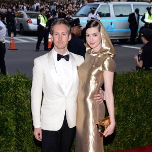 Adam Shulman et sa femme Anne Hathaway - Soirée Costume Institute Gala 2015 (Met Ball) au Metropolitan Museum célébrant l'ouverture de Chine: à travers le miroir à New York, le 4 mai 2015.