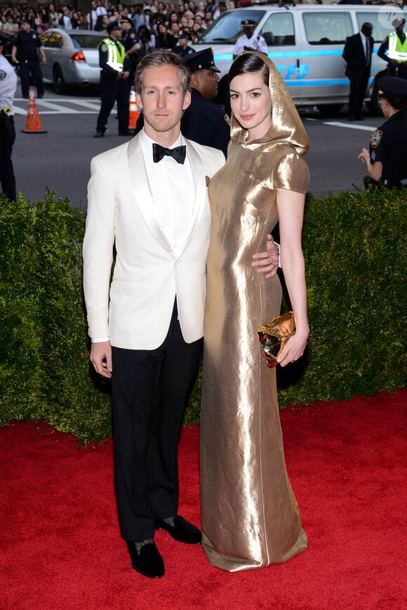 Adam Shulman et sa femme Anne Hathaway - Soirée Costume Institute Gala 2015 (Met Ball) au Metropolitan Museum célébrant l'ouverture de Chine: à travers le miroir à New York, le 4 mai 2015.