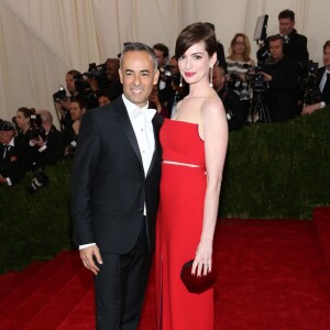 Anne Hathaway et Francisco Costa - Soirée du Met Ball / Costume Institute Gala 2014: "Charles James: Beyond Fashion" à New York. Le 5 mai 2014.