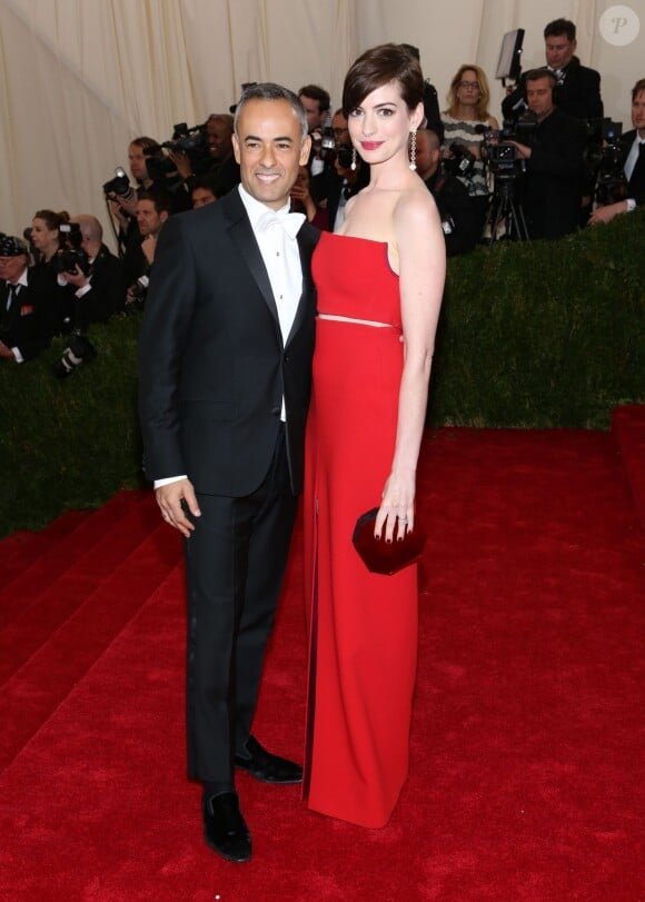 Anne Hathaway et Francisco Costa - Soirée du Met Ball / Costume Institute Gala 2014: "Charles James: Beyond Fashion" à New York. Le 5 mai 2014.