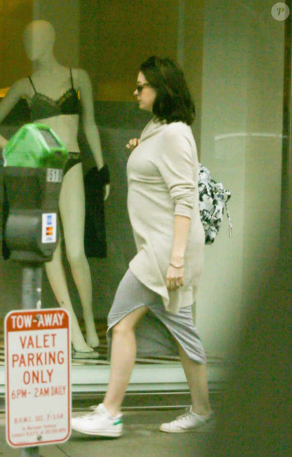 Anne Hathaway enceinte fait du shopping à Beverly Hills, le 22 décembre 2015.