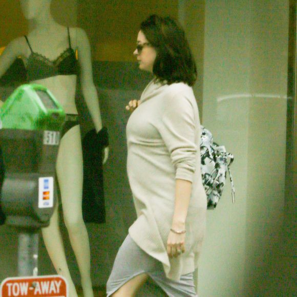 Anne Hathaway enceinte fait du shopping à Beverly Hills, le 22 décembre 2015.